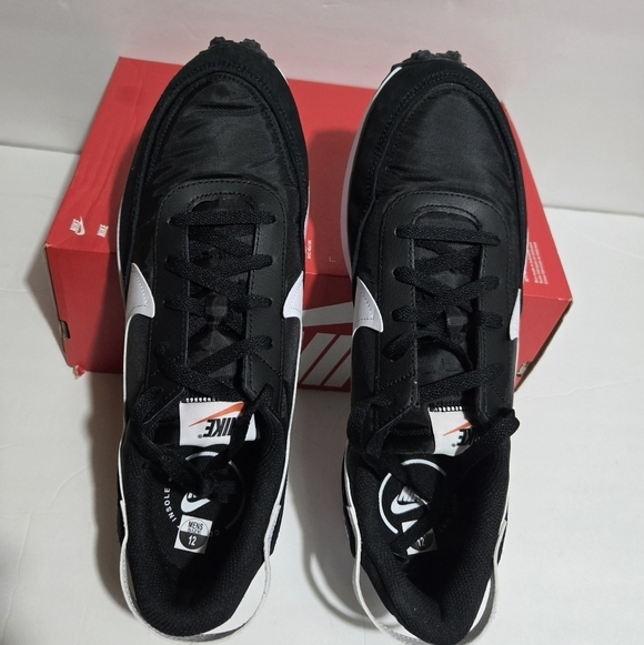 NIKE NEW Men\'s Black and White Running Shoes.Size 12